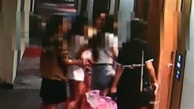 渣男劈腿閨密！5女怒衝賓館踹門教訓　他嚇壞急報警（圖／翻攝自梨視頻）