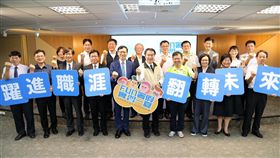 南市府首辦大學生暑期實習　116人7月報到台南市長黃偉哲（前右5）19日宣布台南市政府首度啟動暑期實習計畫，7月1日起將有來自全國32所大學116名學生到市府實習。（台南市政府提供）中央社記者張榮祥台南傳真　108年6月19日