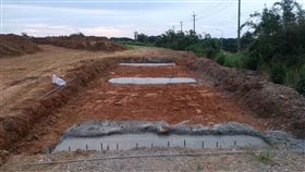 桃園觀音紅塘埤疑遭填廢土桃園市野鳥學會在106年發現，觀音區的紅塘埤疑遭填廢土，當時函請市府及內政部處理，卻遲遲沒有動作，學會17日發現有機具進入填土區，並進行灌水泥工程。（桃園市野鳥學會提供）中央社記者吳睿騏桃園傳真  108年6月19日