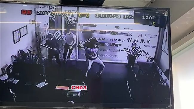 影／囧！玻璃砸不破狂徒進門再耍狠　
