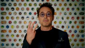 小勞勃道尼秀出新手勢「愛你3247次」。（圖／翻攝自MTV推特）