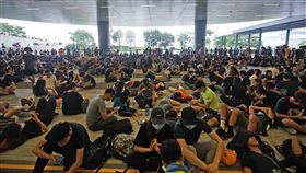 香港反送中示威者聚集立法會外（3）香港「反送中」再起，泛民主派團體民間人權陣線16日發起反修訂逃犯條例大遊行，示威者17日集結在立法會大樓外，準備持續抗戰。中央社記者裴禛香港攝  108年6月17日