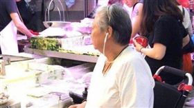 洪金寶被民眾拍到坐輪椅陪老婆買菜。（圖／翻攝自微博）