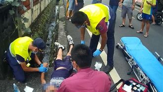 男童慘遭野狗追擊！摔水溝受困全身傷