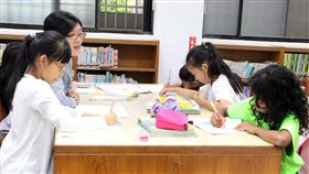 暑期照顧弱勢國小童  新北市圖開免費課輔班新北市立圖書館與「永齡希望小學—新北教分校」合作，在三芝及金山分館開設暑期免費課輔班，即日起開放北海岸三至六年級的國小弱勢學童報名。（新北市立圖書館提供）中央社記者葉臻傳真　108年6月19日