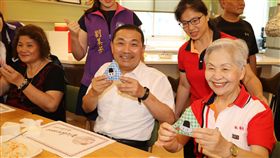 憶樂公托啟用  侯友宜：智慧化照顧銀髮族新北市板橋憶樂公共托老中心19日啟用，市長侯友宜（前中）與長輩一起製作飯糰，他承諾4年內將成立20家公共托老中心，並以智慧化提供照顧。（社會局提供）中央社記者黃旭昇新北傳真  108年6月19日