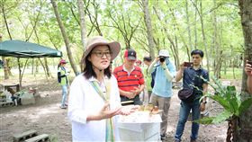 林業園區種段木香菇養蜂  花蓮推林下經濟（1）農委會林務局適地發展林下經濟政策上路，花蓮林區管理處以南華林業園區作為段木香菇培植場及養蜂示範區，處長楊瑞芬（前）表示，未來有助於花蓮地區林農及民眾了解林下經濟。中央社記者李先鳳攝　108年6月19日