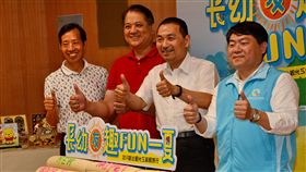 新北觀光工廠輕旅行起跑新北市政府19日宣布，觀光工廠的輕旅行開跑，巴士遊程提供長青族與幼兒免費。市長侯友宜（右2）說，每家觀光工廠各有特色，故事充滿感情的溫度，更能透過活動寓教於樂。中央社記者黃旭昇新北市攝　108年6月19日