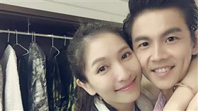 ▲阿翔老婆Grace自招自己是枕頭控。（圖／翻攝自臉書）