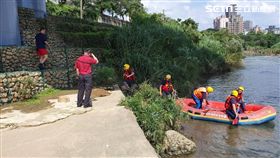 台北市文山區鳴遠橋高中生溺水命危現場（翻攝畫面）