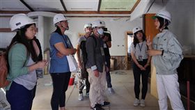 逍遙園工地導覽　見證台日攜手修復成果高雄市文化局17日起在修復中的歷史建築「逍遙園」舉行5場次工地導覽活動，由專家學者帶領民眾，見證台日兩地匠師攜手修復成果。圖為導覽活動。（高雄市文化局提供）中央社記者程啟峰高雄傳真  108年6月17日