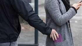 圖／翻攝自pixabay,搶錢包,偷錢,偷竊,扒手