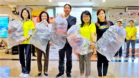 桃園機場善心總動員　募鞋送非洲傳愛（1）「舊愛啟航鞋力前行」活動19日在桃園機場公司總經理林祥生（中）、采盟免稅店董事長古素琴（右2）主持下，正式將募得的2380雙鞋捐贈給舊鞋救命國際基督關懷協會，以實際行動協助非洲民眾。中央社記者吳睿騏桃園機場攝　108年6月19日