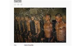 青年日報黃雋永紀錄克難週 獲PX3攝影金牌青年日報新聞官黃雋永少校以作品「FIGHTER」拿下法國PX3國際攝影比賽金牌獎項，忠實紀錄海軍陸戰隊兩棲偵搜專長班的綜合考驗週課程「克難週」的過程。（青年日報提供）中央社記者游凱翔傳真 108年6月19日