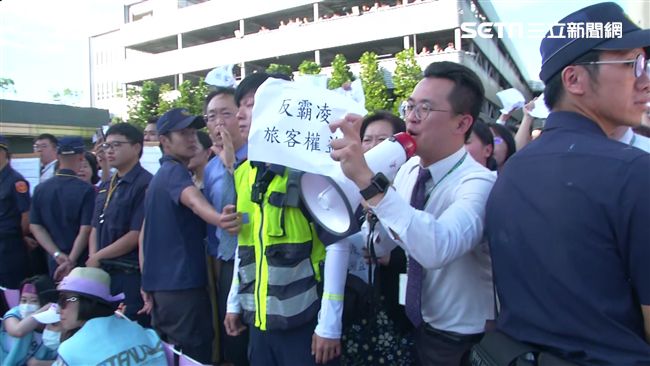 長榮罷工一團亂　旅客怒：處理太爛！