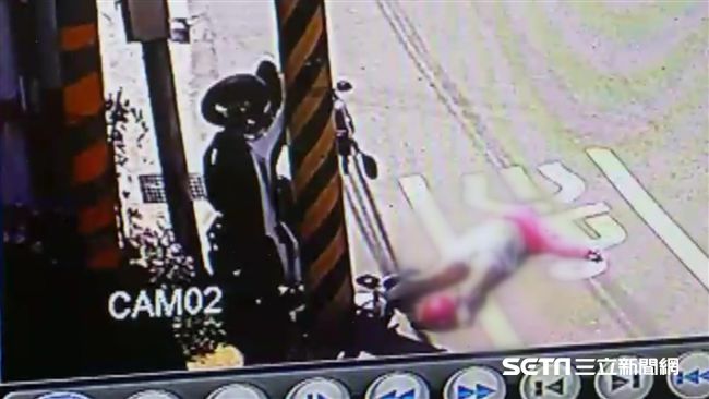 女騎士詭自撞電桿亡　機車翹孤輪朝天