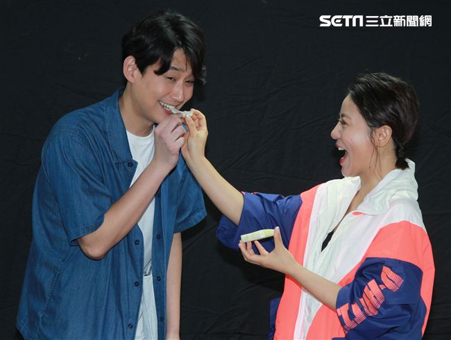 丁噹切洋蔥餵陳乃榮他們兩在「搭錯車」音樂劇有吻戲。（記者邱榮吉/攝影）