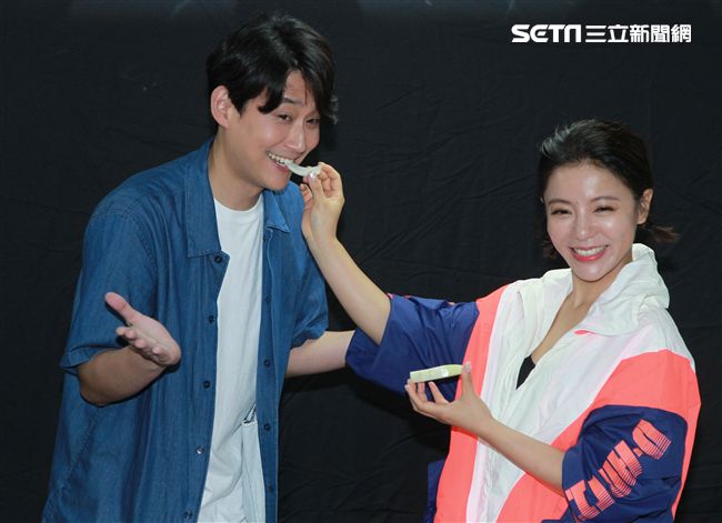 丁噹切洋蔥餵陳乃榮他們兩在「搭錯車」音樂劇有吻戲。（記者邱榮吉/攝影）