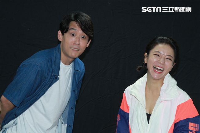 丁噹切洋蔥餵陳乃榮他們兩在「搭錯車」音樂劇有吻戲。（記者邱榮吉/攝影）