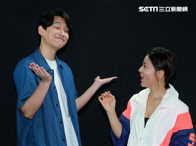 丁噹切洋蔥餵陳乃榮他們兩在「搭錯車」音樂劇有吻戲。（記者邱榮吉/攝影）