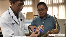 54歲患者鄭先生（右）手腕橈神經受損，醫療團隊製作「金鋼爪」動態副木助圓演奏夢。（圖／亞大醫院提供）