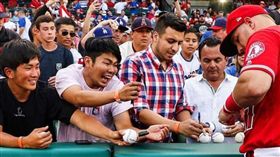 ▲楚奧特賽前簽名。（圖／取自楚奧特IG）