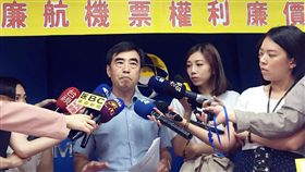 消基會廉航機票權利廉價記者會消費者文教基金會20日召開「找無人、退無錢．廉航機票權利廉價」記者會，消基會副董事長陳智義（右3）公布調查結果，指出只有易斯達航空、德威航空這2家允許退票，但需收取單趟手續費。中央社記者楊淑閔攝  108年6月20日