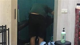 理髮廳,洗頭,洗髮精,霸王頭。翻攝自爆廢公社二館