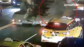 悚！怪手挖斗突掉落　百萬名車挨砸半毀