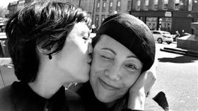 53歲香港女星鄧萃雯演技精湛跟新加坡天后陳潔儀傳出女女戀。微博