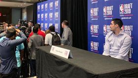 ▲NBA選秀前媒體見面會，這張圖片在網路快速傳播。（圖／取自推特）