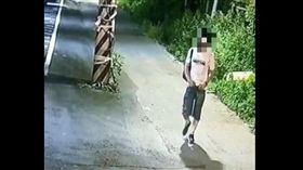 新北,偷車,竊盜,抓鳥,小貨車,鞋子。翻攝畫面