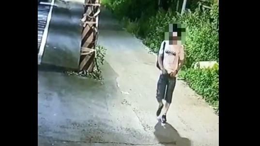 竊賊超自在　一邊「抓鳥」一邊偷車