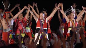 花蓮聯合豐年節  邀鄉親披上情人袋（1）花蓮縣原住民族聯合豐年節活動，7月19至21日將在花蓮縣美崙田徑場舉行。今年主題為「披上情人袋」。圖為花蓮縣長徐榛蔚（中）配掛情人袋。（資料照片）中央社記者李先鳳攝　108年6月20日