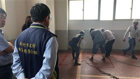 名車維修廠遭查違建  新竹市鐵腕強制拆除新竹聯立汽車公司展售中心與維修廠，民國102年遭檢舉違法使用丁種用地展售車輛及違建，業者遭開罰後重新申請執照未通過，新竹市政府20日派員依法拆除部分建物結構。中央社記者魯鋼駿攝  108年6月20日