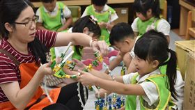 新北96家私幼加入準公共化幼兒園新北市政府教育局20日宣布，已有96家私幼簽約加入準公共化幼兒園，家長每月繳費不超過新台幣4500元，市府依照規模加碼補助每園20至40萬元改善環境。（市府提供）中央社記者黃旭昇新北傳真  108年6月20日