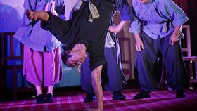 福爾摩沙馬戲團新南向雙印巡演被稱為「台灣的太陽馬戲團」的福爾摩沙馬戲團，將於6月底前往印尼與印度演出，19日在外交部舉行行前記者會，團員在記者會上演出。中央社記者王飛華攝  108年6月19日