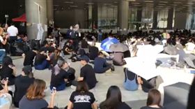 反送中／抗議再升級！上千人包圍立法會「和平野餐」（圖／翻攝自《Stand News 立場新聞》臉書）