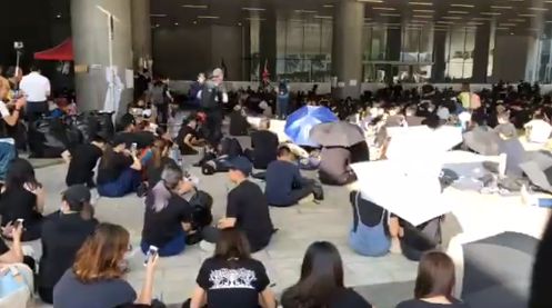 抗議升級！上千人立法會前「野餐」