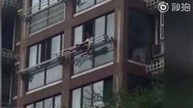 江蘇狠父把女兒綁5樓窗外晾衣架。(圖/翻攝自梨視頻)
