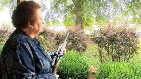 美國狂嬤舉步槍嚇退通緝犯。(圖/翻攝自推特)