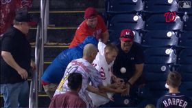 ▲倫東（Anthony Rendon）全壘打球6位國民球迷搶輸1位費城人球迷。（圖／翻攝自MLB官網）