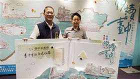 山那邊夢想書房  盼梨山增添文化風景台中市政府文化局舉辦「2019城市閱讀系列活動」21日開跑，將持續到10月底，文化局長張大春（左）與梨山「山那邊夢想書房」發起人林閔政（右）分享閱讀經驗。中央社記者郝雪卿攝  108年6月21日