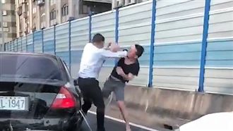 新生高架橋傳鬥毆　2車主扭打練身體