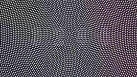 你有在臉書看過這張圖嗎？日前就有網友在《爆廢公社》中上傳一張圖片，要大家看看圖片中的數字是什麼，據說可以藉此測得眼睛視力，有近視、散光的狀況下，看出來的數字都不一樣，不過其實會造成這種差異是和心理學上的「空間頻率」有關，只要改變眼睛跟圖片的距離，就可以看到不同的數字出現。（圖／翻攝自爆廢公社公開版）