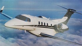 金門醫療專機　可望明年7月啟動飛特立航空公司承攬金門醫療後送專機業務，預計107年7月可進駐金門。董事長楊智宿16日搭機訪金時表示，已選定Phenom 300型飛機（圖）作為專機，待與衛福部確立合約後正式採購。飛機造價800萬美元，目前在美國檢查改裝中。（翻攝畫面）中央社記者黃慧敏傳真　106年8月16日