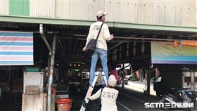 疾管署防疫人員今（21）日探查金獅湖市場隱藏性孳生源。（圖／疾管署提供）