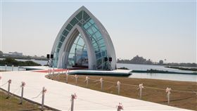 台南北門水晶教堂辦婚禮　29日首登場位於台南市北門區的大型裝置藝術水晶教堂，在取得建物使用執照後舉辦的首場婚禮，預計29日下午登場。（檔案照片）中央社記者楊思瑞攝　107年9月26日