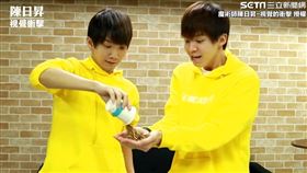 瑋瑋手上被倒滿大麥蟲。（圖／魔術師陳日昇-視覺的衝擊臉書授權）