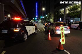 台北市松山分局設立路檢點攔查酒駕（翻攝畫面）